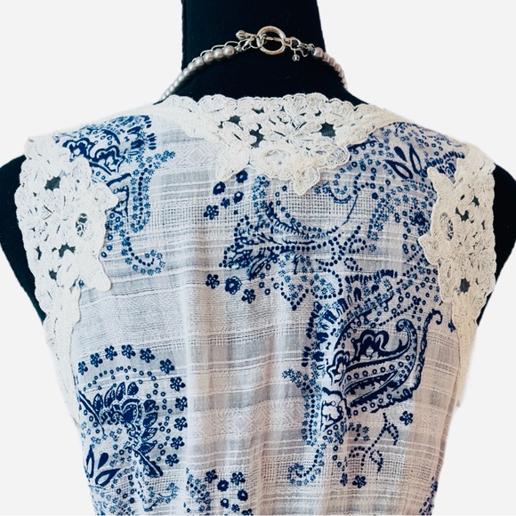 CAbi ~ Sleeveless Blue Paisley and White Blouse White Lace Trim Cinch Tie Waist - Picture 9 of 11